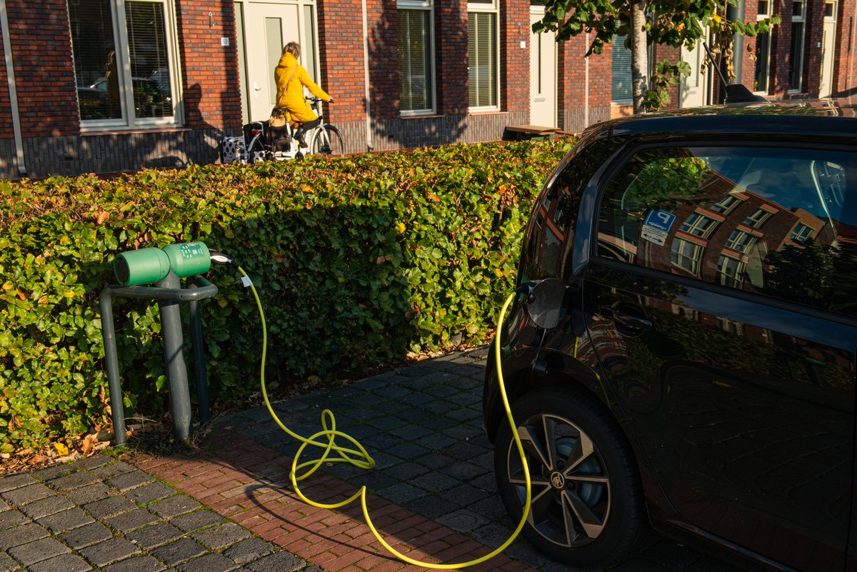 SjoerdArends's tweet photo. De container is onderdeel van het Europese project CleanMobilEnergy. (@CME_Project) Overheden, bedrijven en kennisinstellingen onderzoeken hoe duurzame energie lokaal gebruikt kan worden voor mobiliteit. (8/9) https://t.co/I64dhdDb6a