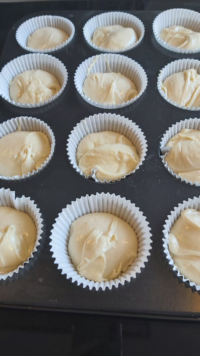 KMulhof's tweet photo. En door... #themakingoff baking. https://t.co/o0fbqcAAZ3