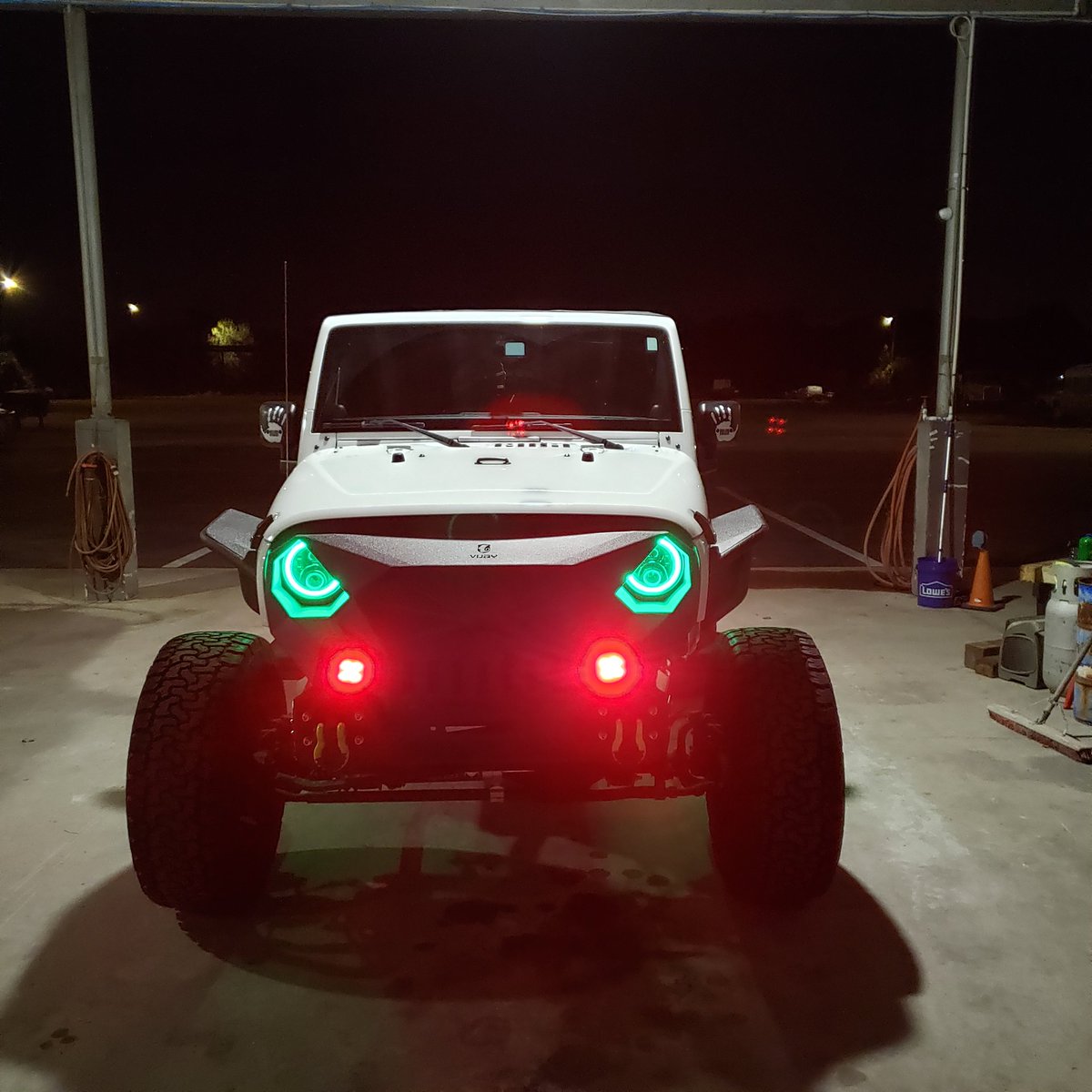 GidanoM's tweet photo. Loving the new Grumper Style Bumper/Grill..unfortunately when I was looking at different Bumpers I didn't notice this didn't have front facing directionals π¬...going to have to do some kind of Mod to remedy this π.#jeeple #jeepxmas #JeepJk #4wheeling #dirttrail #Vijay #4x4 https://t.co/i3AshktkSs