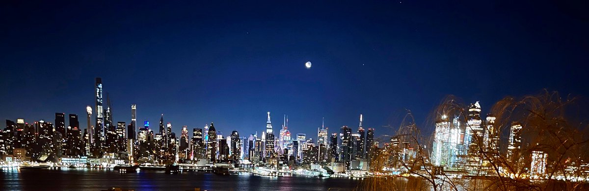 Brianaverse's tweet photo. ππ·π―πΉπ€ #NYC #moon #beforesunrise #moonovermanhattan #xoxo https://t.co/sYtaPX6qKS