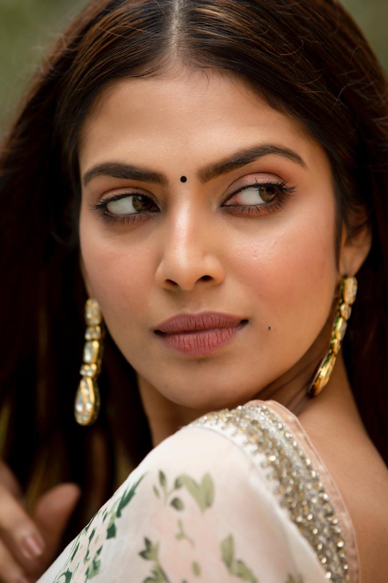 FilmnagarKFN's tweet photo. Easy on the Eyes 🤩! Actress @MalavikaM_ 

Shot by @kiransaphoto 

#MalavikaMohanan @TheRoute @teamaimpr https://t.co/5pDMygQJVZ