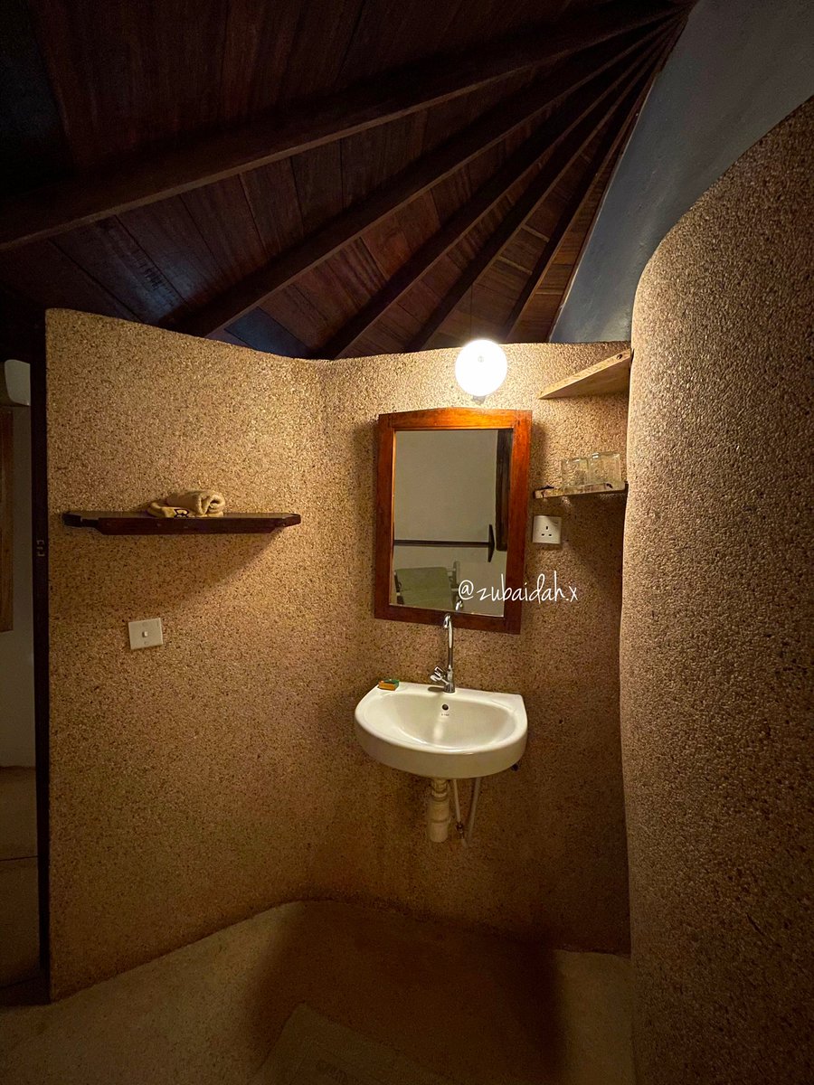 I got a Deluxe Room which was really nice. The theme was Ghanaian - so mostly stone, African print curtains, rafia lamps etc.I didn’t get pictures of the other rooms because pretty much every room was occupied but they all have pretty much the same look.