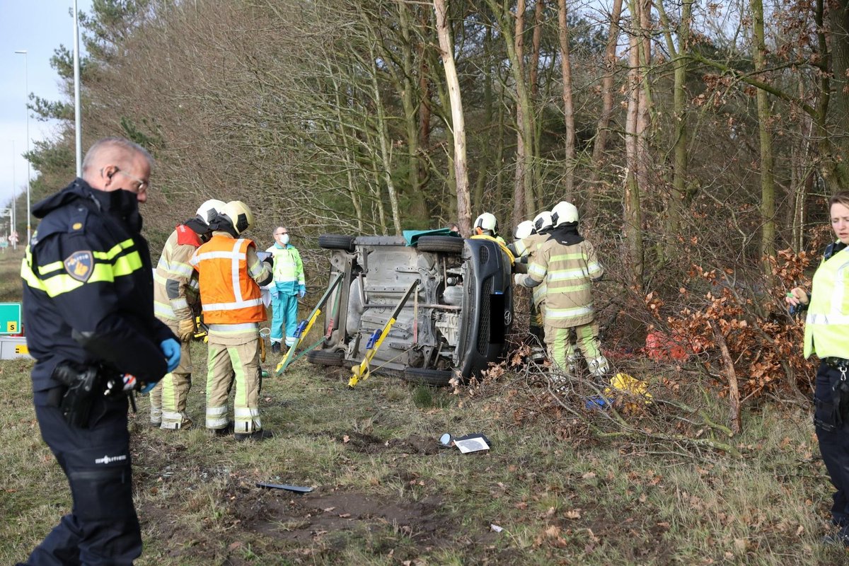 Slachtoffer door brandweer uit auto bevrijd na ernstig ongeval op A27 bij Eemnes..