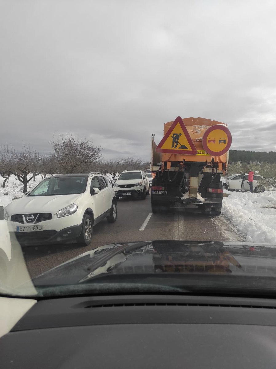 GVA112's tweet photo. 😨Així està la N-232 a l'altura de #Catí. Per favor, no és dia per a anar a veure la neu. Les cues de cotxes obstaculitzen els treballs dels llevaneu i de la resta de serveis d'emergències. Pot haver-hi algú en risc o perill que necessite d'aquests serveis. https://t.co/jVeZlI9Or7