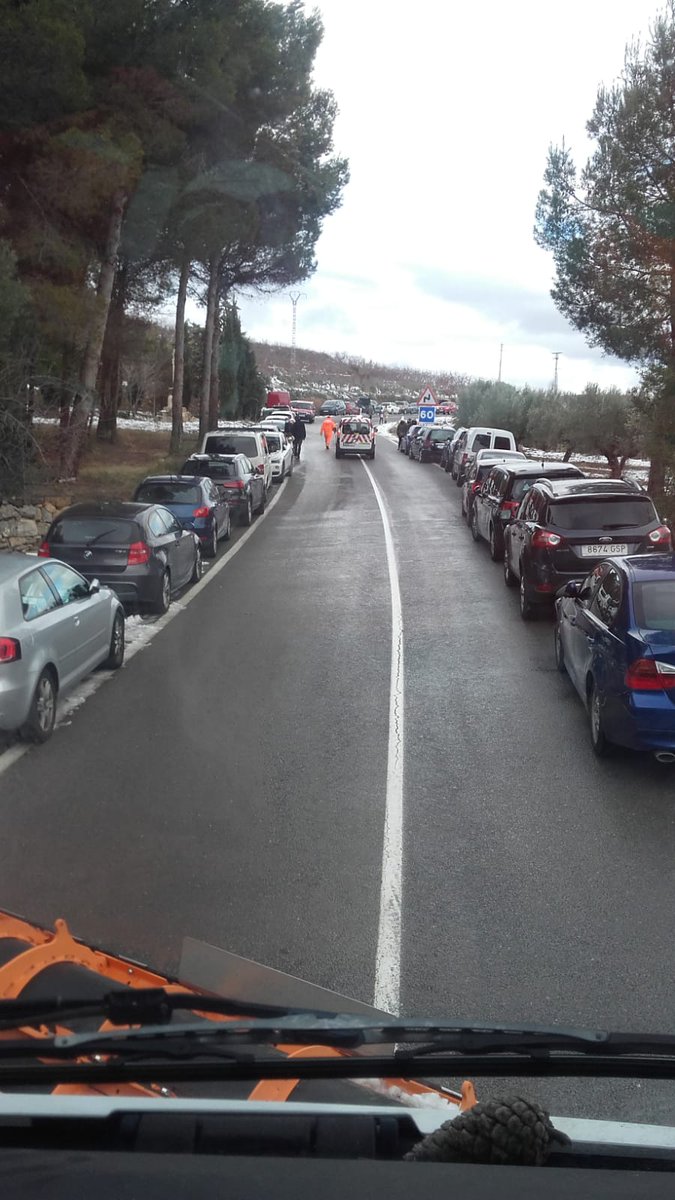 😨Així està la N-232 a l'altura de #Catí. Per favor, no és dia per a anar a veure la neu. Les cues de cotxes obstaculitzen els treballs dels llevaneu i de la resta de serveis d'emergències. Pot haver-hi algú en risc o perill que necessite d'aquests serveis.