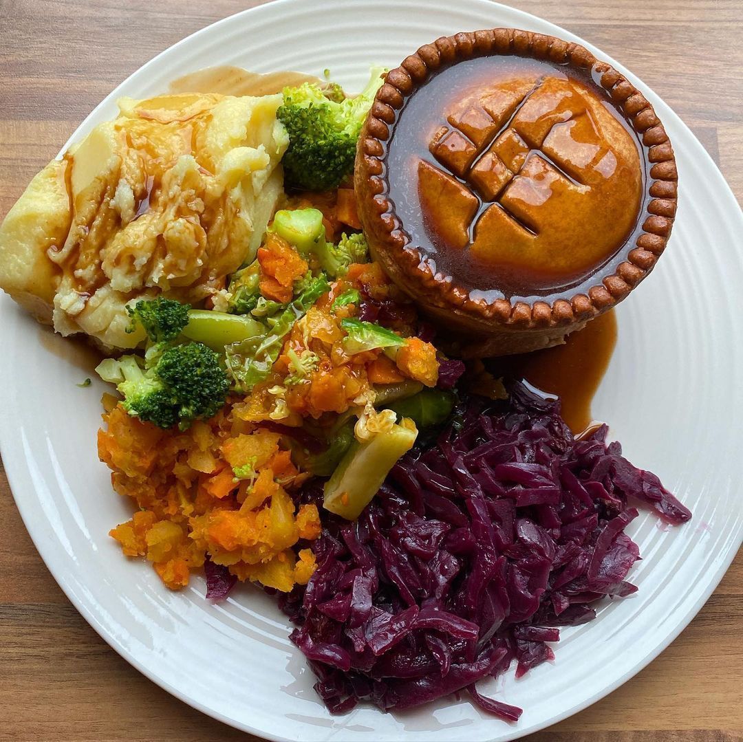 We can almost smell this lush photo @theyummiediaries on Instagram took of her pie meal deal 😋
Included in her order: 
🥧 Beef &amp; Lincolnshire Ale⠀
🥧 BBQ Pulled Pork 
🥔 Mash⠀
🥕 Mixed Veg⠀
🥬 Red Cabbage ⠀
🥩 Bone Marrow Gravy ⠀
#BPS