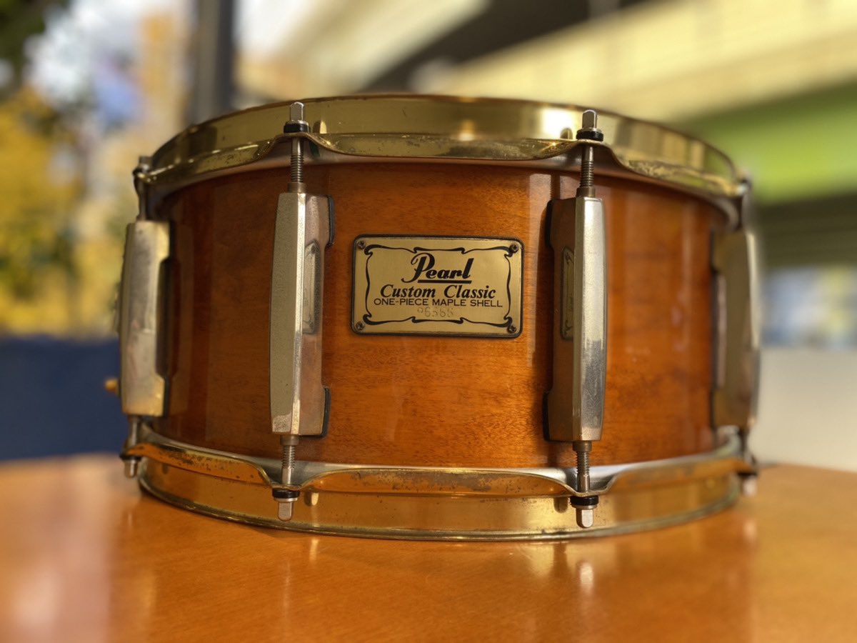 NOAH_ikebukuro's tweet photo. 【#機材情報】
PEARL CUSTOM CLASSIC
名器と言われるほど数多くのドラマーが愛用。温かい音で全体をまとめられるほどの存在感を持ちます。是非ドラマーの皆様、池袋店をご利用の際はお試しください👏🥁
#peapl #studionoah https://t.co/105wK3VKuI