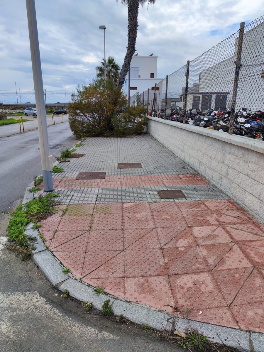 Todabia esta esto asi tan difícil es mandar a una cuadrilla para que arreglen esto