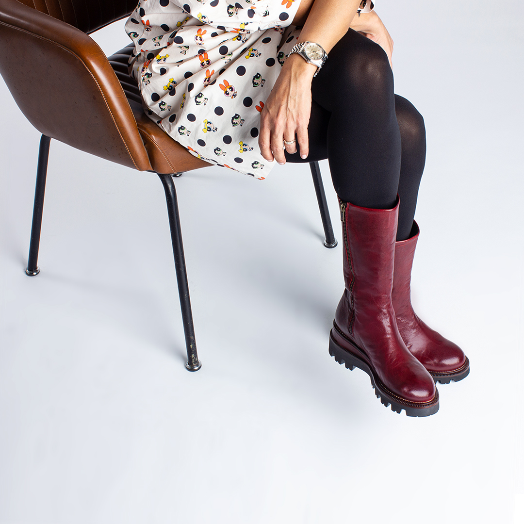 Kingit2's tweet photo. From Italian Style With Love❤️#redboot #highqualityboots #madeinitalyaccessories #accessory #italianfashion #style #ankaleboot #italianstyle #shoesaddict #blogger #italianblogger #compactboot #zipperboot #plateauboots #bottines #bottes  #chaussuresitaliennes #fabriqueenitalie https://t.co/XQBMGCnBx0
