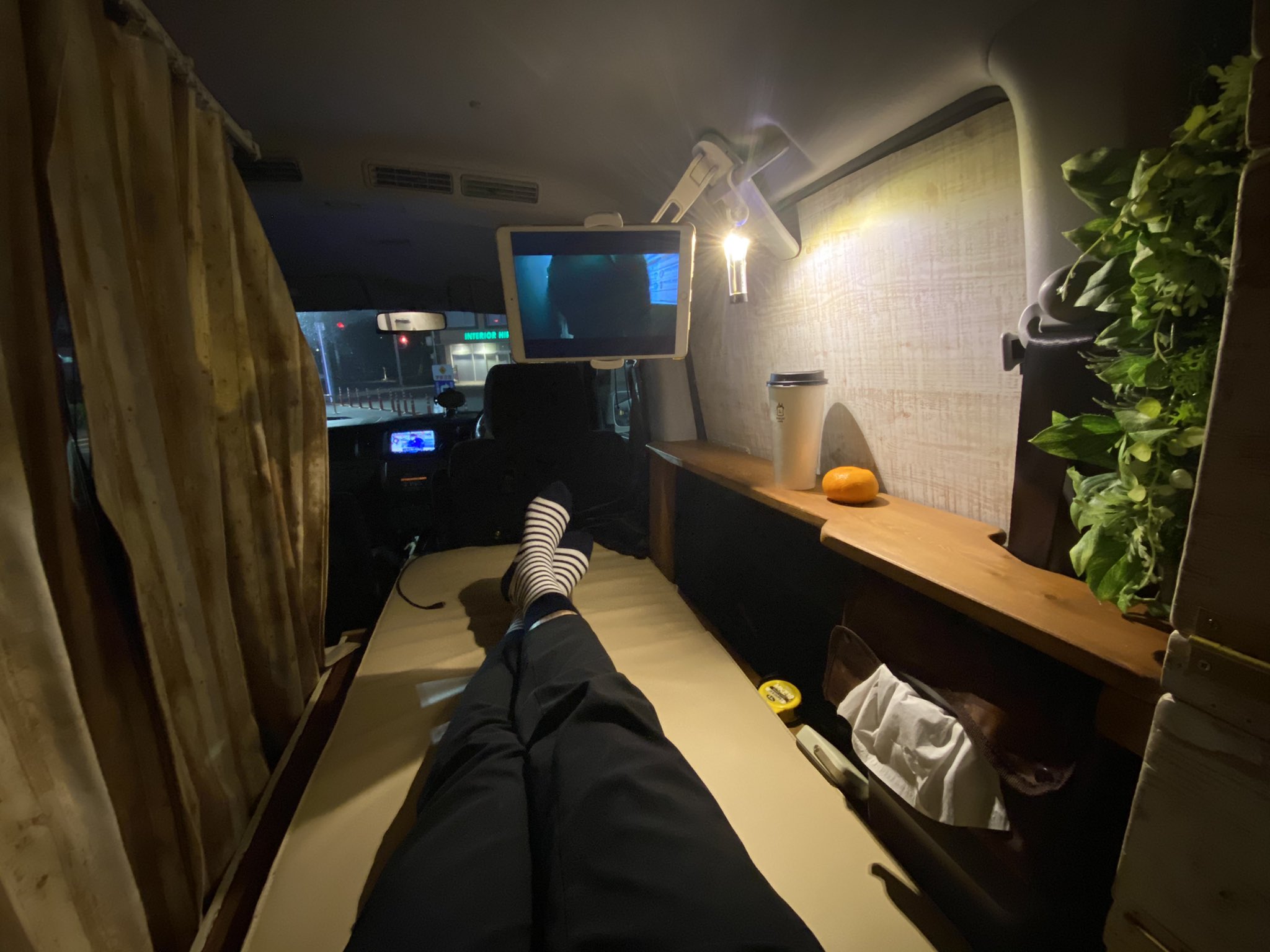 放浪書房 En Twitter なんてこった 車内のアシストクリップ 車に付いてる取手ね 外さなくて正解だった サイコーのvanlife シアターの出来上がりじゃんかよー このスマホとタブレットの卓上ホルダー 剛性 可動域 申し分無し クネクネタイプには戻れない Vanlife