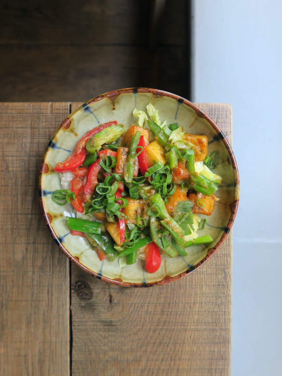 Chilli Paneer Warm Salad💥  A fiery combination of Indo-Chinese style chilli paneer tossed with fresh green chilli, soy, garlic, spring onions and red &amp; green peppers.