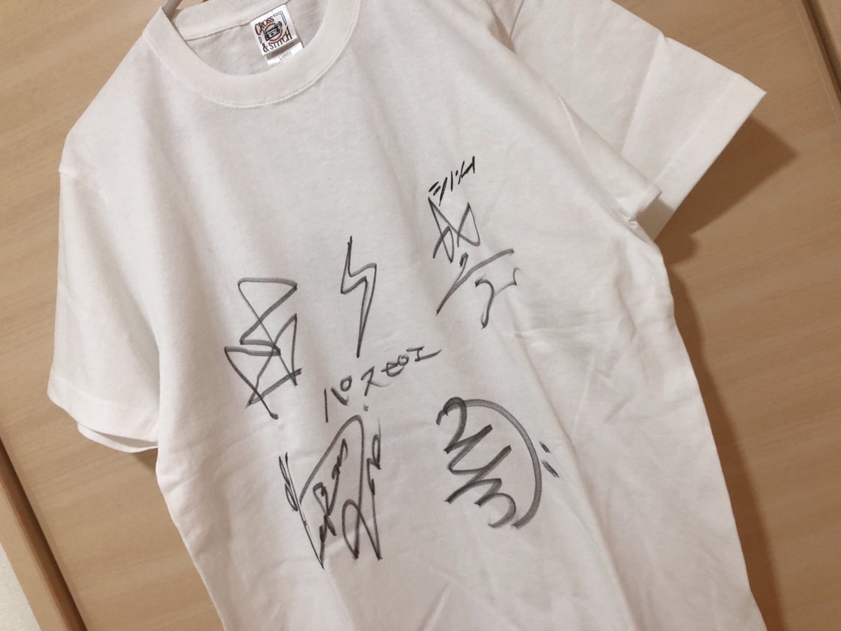 illya_PSPE's tweet photo. パスピエのTwitterシェアキャンペーンに当選しました！サイン入りシノニムTシャツ届きました！！届くまで実感なかった〜( ᵕ̩̩ㅅᵕ̩̩ )本当に嬉しい！スタッフさんがパスピエシール貼ってくれてるのも嬉しい◎ Tシャツずっと大事にします家宝です( ´•̥  ̫ •̥` )♡♡
 #パスピエのシノニム  #パスピエ https://t.co/bPWBQqg6oj