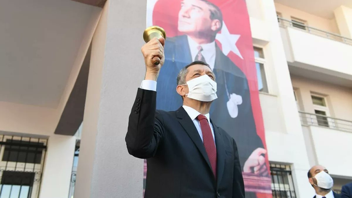 Milli Eğitim Bakanlığı: 11 Ocak Pazartesi saat 10.00'da tüm okullarımızın bahçesinde bayrak töreni yapılacak ve İstiklal Marşımız okunacak.