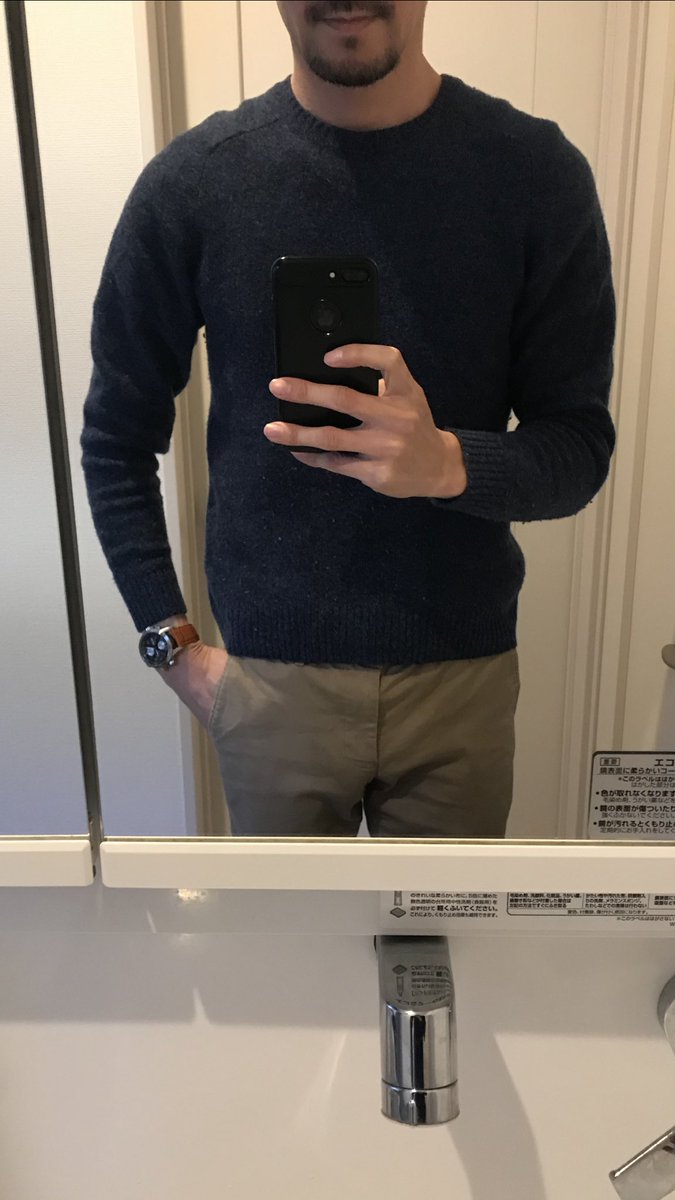 numacchi62000's tweet photo. お疲れ様です。
東京では緊急事態宣言が発令され、外出自粛していますが、後厄なので初詣だけは行かないとということで、今日は家族でサッと行きました。
ユニクロの紺のニットに茶色の時計ベルトの組み合わせが気に入っています😃
#ハミルトン #xwind #Hamilton #初詣 #今日の時計 https://t.co/5AGahVC77Z