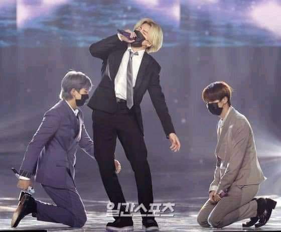Lhaa_26's tweet photo. Mereka kenapa sih?😂diacara penting sempet² nya ngelawak tambak sayang💜💜.

#BTSARMY https://t.co/ka7QRX4F1u