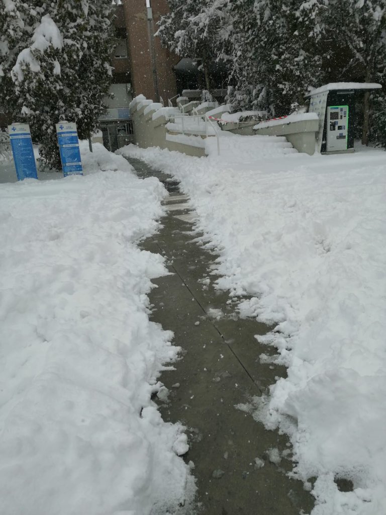 Por favor necesitamos ayuda para despejar la entrada de La Clínica <a href="/Cl_LaAntigua/">Clínica La Antigua</a> y que así puedan entrar con menos riesgo los pacientes con poca movilidad.Rogamos al <a href="/GuadalajaraAyto/">Ayuntamiento de Guadalajara</a> que nos ayude porque hay muchísima nieve y no tenemos sal. Muchas gracias. @JorgeEsteras