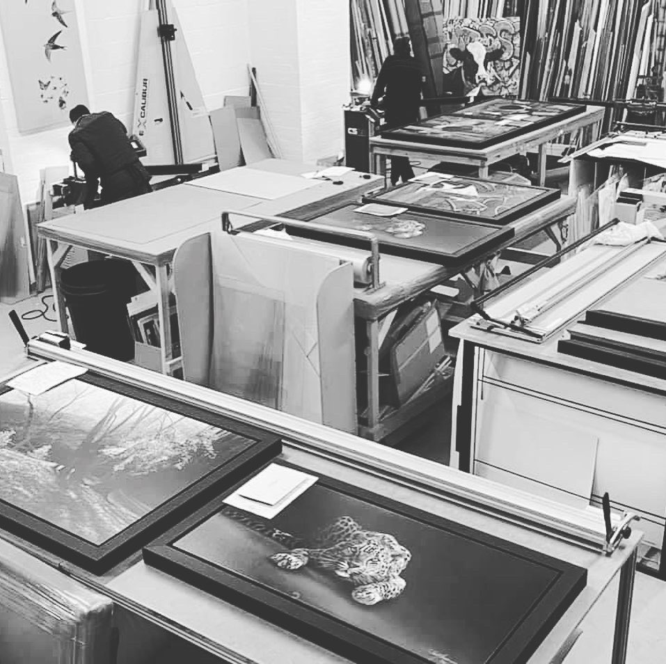 TheMasterframer's tweet image. 🐝 Busy bees at our workshop preparing Paul James 🖼, this photo was taken just before lockdown. We hope to be back up and running soon. Stay safe everyone, much love 🙏 ☺️ #pauljames #bespokeframers #pictureframing #customframing #daventryframers #appleframes #staysafe
