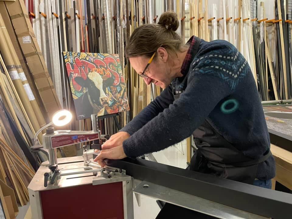 TheMasterframer's tweet image. 🐝 Busy bees at our workshop preparing Paul James 🖼, this photo was taken just before lockdown. We hope to be back up and running soon. Stay safe everyone, much love 🙏 ☺️ #pauljames #bespokeframers #pictureframing #customframing #daventryframers #appleframes #staysafe