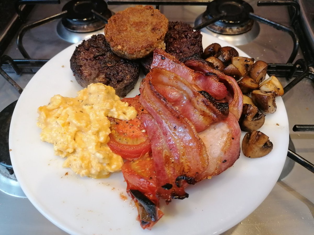 Should have found a bigger plate!!
#Brunch #NotVeganuary #NoBaconCrisisHere