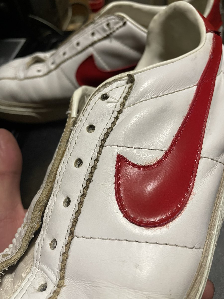 Piroshi マーティの靴はnikeのブルインと言うモデルで白に赤ロゴですが 自分が持っているのは黒ロゴマーク 思い切って赤にと 下地黒に赤はのりませんね やり直しで下地白塗り直し 上手くいくかは後の講釈で つかdiy楽しい Bttf Nike バック Piroshi マーティの靴はnikeのブルインと言うモデルで白に赤ロゴですが 自分が持っているのは黒ロゴマーク 思い切って赤にと 下地黒に赤はのりませんね やり直しで下地白塗り直し 上手くいくかは後の講釈で つかdiy楽しい Bttf Nike バック