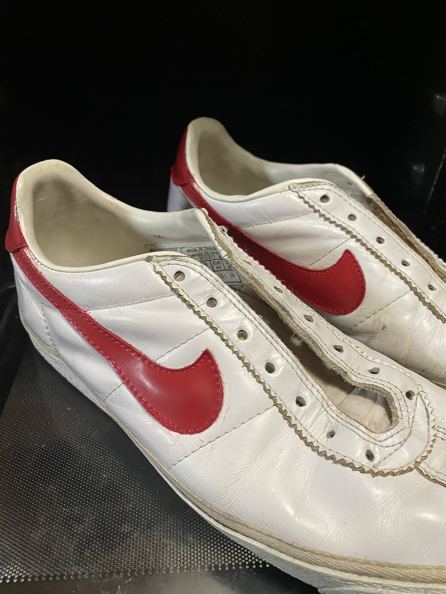 Piroshi マーティの靴はnikeのブルインと言うモデルで白に赤ロゴですが 自分が持っているのは黒ロゴマーク 思い切って赤にと 下地黒に赤はのりませんね やり直しで下地白塗り直し 上手くいくかは後の講釈で つかdiy楽しい Bttf Nike バック Piroshi マーティの靴はnikeのブルインと言うモデルで白に赤ロゴですが 自分が持っているのは黒ロゴマーク 思い切って赤にと 下地黒に赤はのりませんね やり直しで下地白塗り直し 上手くいくかは後の講釈で つかdiy楽しい Bttf Nike バック