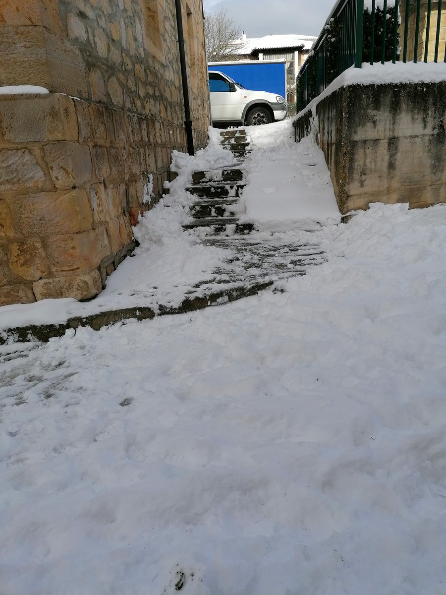 carmenMG_'s tweet photo. Hoy dia de gimnasio rural!
La pala arriba
La pala abajo
Da media vuelta
Y vuelta al tajo
Y así hasta que se acaba la sal...
#SosMeQuedeSinSal
#orgullorural
#mividaesunaescapadarural
#Filomenacapitulo2 https://t.co/ukwSSZvQ2J