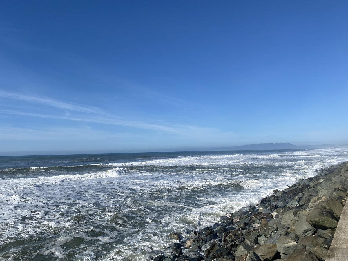 roisinsavitt's tweet photo. Never gets old. #goldendays #hardtobate #pacificocean #pacifica #blueskies #januaryincalifornia https://t.co/UOEPjEvzC5