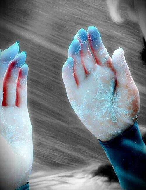 Ледяные руки. Перчатка на снегу. Ледяные руки. Frozen hand. Отпечаток на морозном стекле.