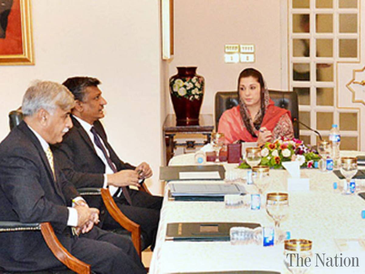 کہاں وہ عیش و عشرت، شان و شوکت، پُرشکوہ وزیراعظم ہاؤس، باغات، پرُ تکلف ناشتے ظہرانے عشائیے (سب سرکاری پیسے پر)، غیر ملکی مندوبین کے ساتھ ملاقاتیں، وفاقی سیکرٹریز کی میٹنگز کی صدارت۔ذرا تکان محسوس ہوئی تو ریزرو سیٹوں والی درجہ اول سے لے کر درجہ چہارم تک کی کنیزیں پاؤں دبانے کے