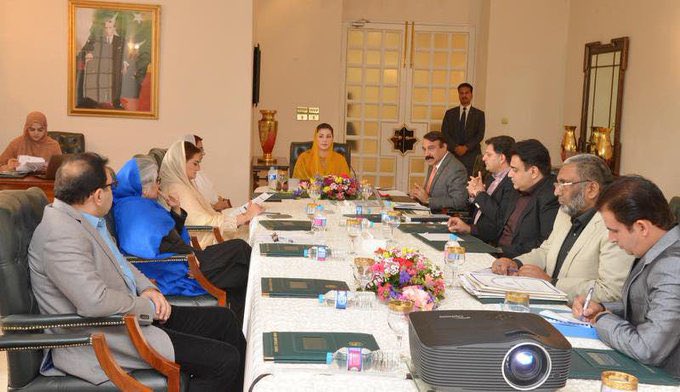 کہاں وہ عیش و عشرت، شان و شوکت، پُرشکوہ وزیراعظم ہاؤس، باغات، پرُ تکلف ناشتے ظہرانے عشائیے (سب سرکاری پیسے پر)، غیر ملکی مندوبین کے ساتھ ملاقاتیں، وفاقی سیکرٹریز کی میٹنگز کی صدارت۔ذرا تکان محسوس ہوئی تو ریزرو سیٹوں والی درجہ اول سے لے کر درجہ چہارم تک کی کنیزیں پاؤں دبانے کے