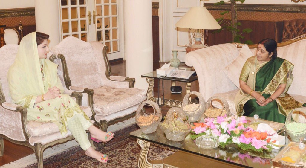 کہاں وہ عیش و عشرت، شان و شوکت، پُرشکوہ وزیراعظم ہاؤس، باغات، پرُ تکلف ناشتے ظہرانے عشائیے (سب سرکاری پیسے پر)، غیر ملکی مندوبین کے ساتھ ملاقاتیں، وفاقی سیکرٹریز کی میٹنگز کی صدارت۔ذرا تکان محسوس ہوئی تو ریزرو سیٹوں والی درجہ اول سے لے کر درجہ چہارم تک کی کنیزیں پاؤں دبانے کے