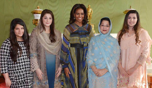 لئے پیش پیش۔طرح طرح کے بھانڈ اور مختلف حلقوں سے تعلق رکھنے والے میراثی عمران خان کو جگتیں کر کر کے کبھی باؤ جی کو ہنساتے اور کبھی مریم سے داد وصول کرتے۔ دورہِ امریکہ ہوتا تو پورے خاندان کے ہمراہ بھانڈوں نٹوں اور بچے جموروں پر مشتمل صحافتی ٹولہ بھی جاتا (سرکاری خرچ پر)