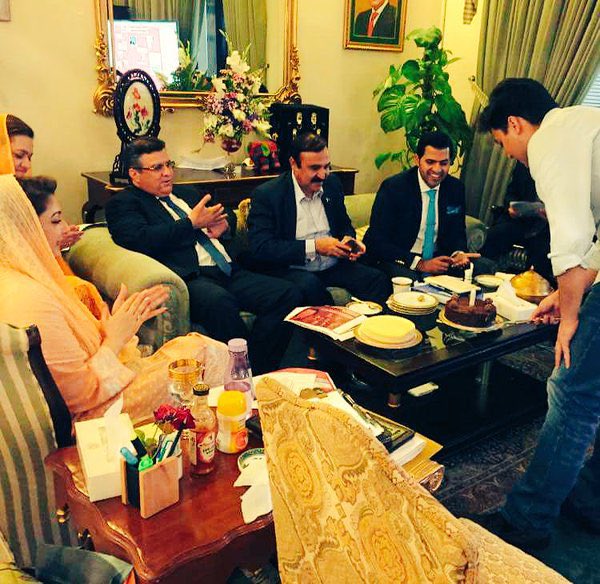 لئے پیش پیش۔طرح طرح کے بھانڈ اور مختلف حلقوں سے تعلق رکھنے والے میراثی عمران خان کو جگتیں کر کر کے کبھی باؤ جی کو ہنساتے اور کبھی مریم سے داد وصول کرتے۔ دورہِ امریکہ ہوتا تو پورے خاندان کے ہمراہ بھانڈوں نٹوں اور بچے جموروں پر مشتمل صحافتی ٹولہ بھی جاتا (سرکاری خرچ پر)