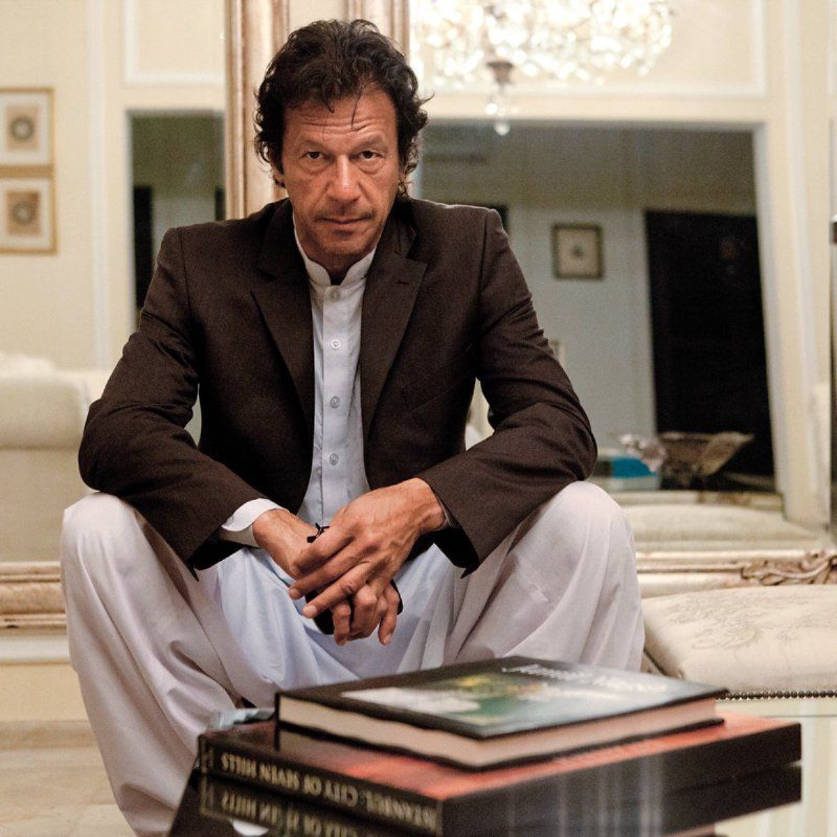 پھر یوں ہوا کہ دیکھتے ہی دیکھتے عمران خان ایک طوفان بن کر خانوادہِ باؤجی پر نازل ہوگیا۔ کوئی تدبیر اُسکے خلاف کارگر نہ ہوئی اور وہ بس روندتا اور رگیدتا ہی چلا گیا۔ نااہل ہوئے، وزیراعظم ہاؤس چُھٹ گیا، سڑکوں پر رُل گئے، اس نے گلی گلی خاک چھنوائی، یہاں تک کہ جیل پہنچا دیا