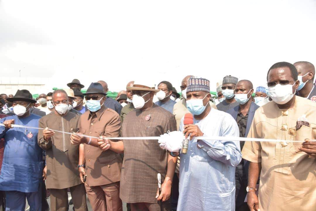 yusdgyd1's tweet photo. HE Gov @AWTambuwal to people of #Rivers_state after commissioning;
"This riverside Bonny-Bille-Nembe
jetty is a very critical project that will go a long way to further make transportation easy & indeed easier for d people of d riverine communities of this blessed state.." https://t.co/vJlzQ0XTYK