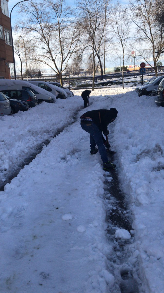 LADY_VERDE's tweet photo. Mira @jesussantosalc un anciano limpiando y los vecinos retirando nieve ,mientras tú y tus enchufados de #Esmasa de #Alcorcon , muy rápidos para cobrar sin trabajar, pero no dimites ni loco, pijomunista.
Canalla! 
#AlcorconColapsado https://t.co/kXmftSAQld