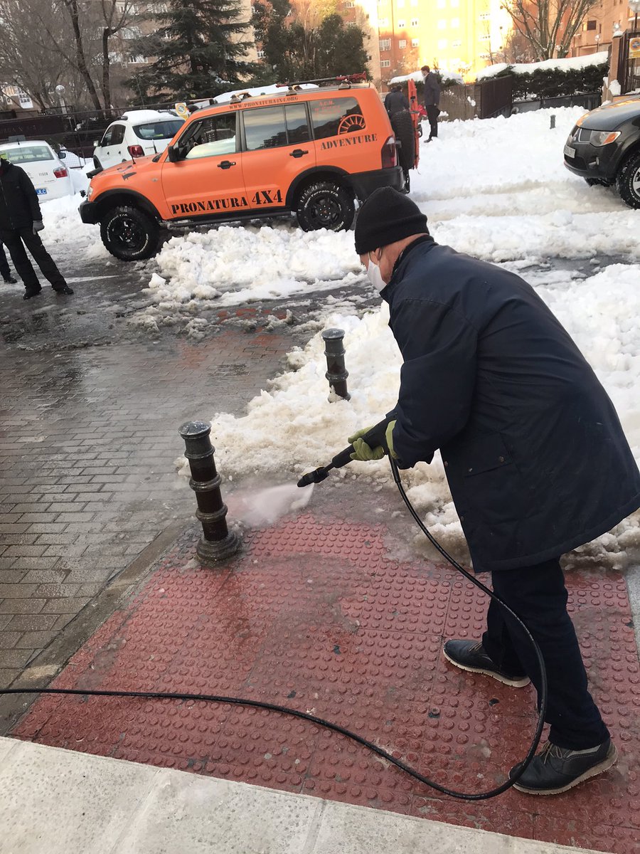 LADY_VERDE's tweet photo. Mira @jesussantosalc un anciano limpiando y los vecinos retirando nieve ,mientras tú y tus enchufados de #Esmasa de #Alcorcon , muy rápidos para cobrar sin trabajar, pero no dimites ni loco, pijomunista.
Canalla! 
#AlcorconColapsado https://t.co/kXmftSAQld