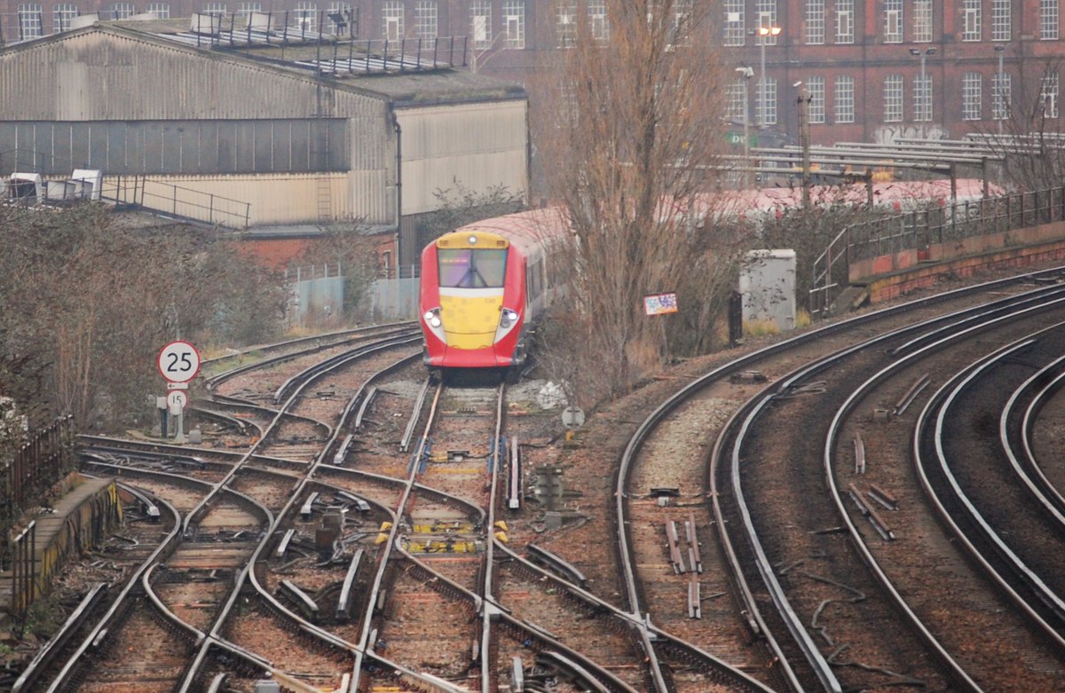 TheRealStavioni's tweet image. On this day in 2013.... 
The final remaining #Class460 #GatwickExpress, 460002, passes Wandsworth Road on 5Z60 Stewarts Lane to Ashford Down Yard, where it will be pulled to pieces.
And these units were barely 12 years old...... #Rail #Railway #Train