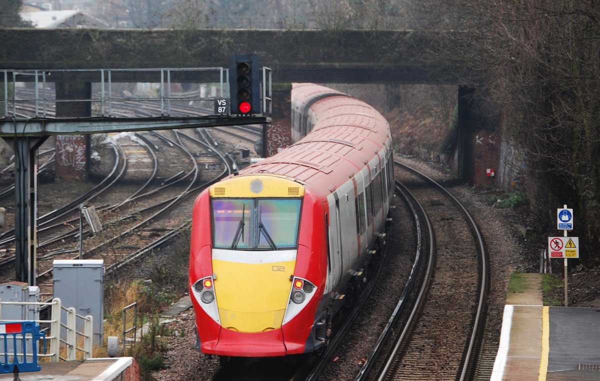 TheRealStavioni's tweet image. On this day in 2013.... 
The final remaining #Class460 #GatwickExpress, 460002, passes Wandsworth Road on 5Z60 Stewarts Lane to Ashford Down Yard, where it will be pulled to pieces.
And these units were barely 12 years old...... #Rail #Railway #Train