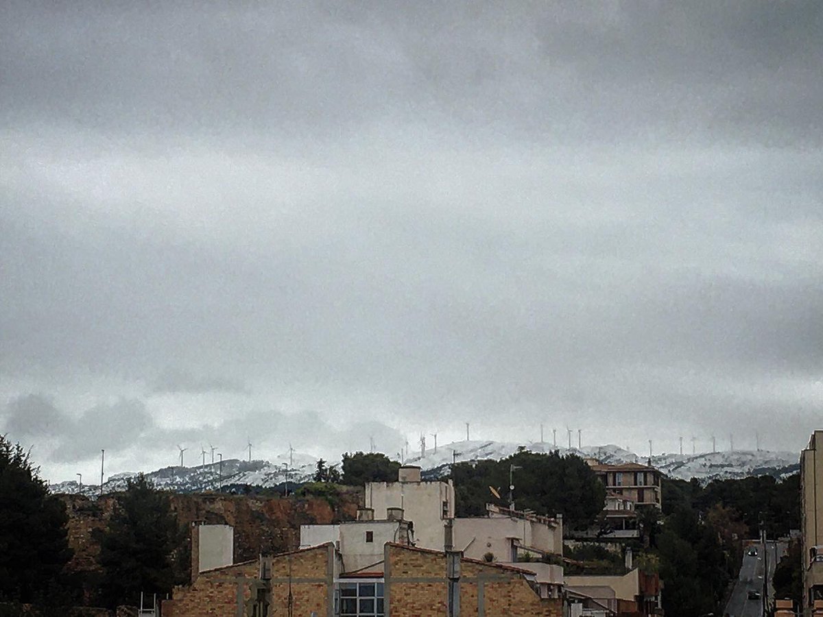 ERoigM's tweet photo. La Vall de l’#Ebre #desdecasa amb 
#neu al #montsia #montcaro #cardo #colldelalba #creudecollredo #loport #portdetortosabeseit 
#temporalfilomena #temporal #terresdelebre #acasa 
A #tortosa #totsortiràbé🌈 #aquestviruselparemunits https://t.co/G9jaU9wJHU