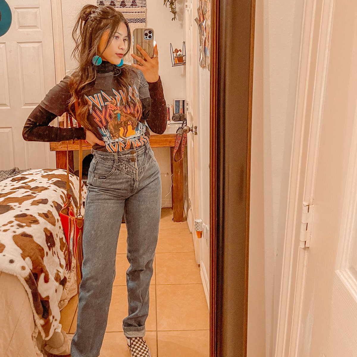 kjrendon's tweet photo. Excuse the dirty mirror 🤳✨ https://t.co/DSE8XfJWrB
