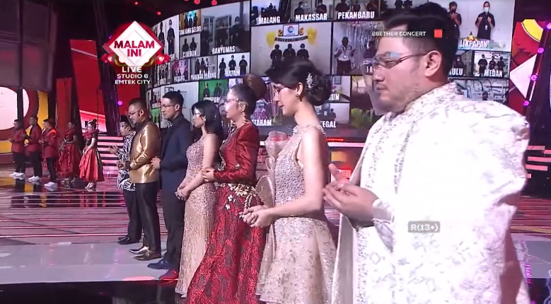 Indosiar's tweet photo. Sebelum memulai prosesi potong tumpeng, ada baiknya kalau kita awali dengan doa bersama
#26etherConcert https://t.co/YgSFHohxEA