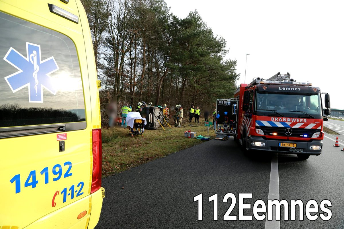 112eemnes's tweet photo. Op de rijbaan van de A27 naar de A1 bij #Eemnes is vanmiddag een auto op z'n zijkant in de berm terecht gekomen. De brandweer heeft de auto gestabiliseerd en hierdoor een persoon bevrijdt. Deze is overgebracht naar het ziekenhuis.  Hoe het ongeval kon gebeuren is niet duidelijk https://t.co/kLvf5rMNCA