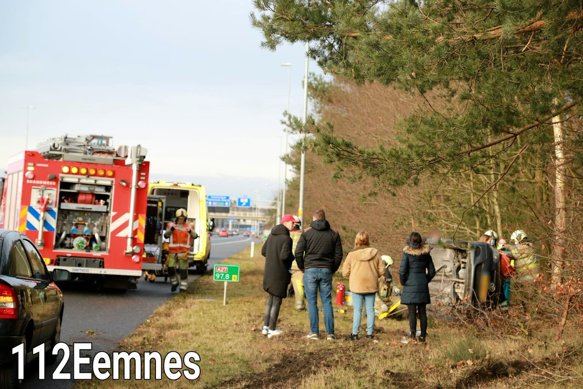 112eemnes's tweet photo. Op de rijbaan van de A27 naar de A1 bij #Eemnes is vanmiddag een auto op z'n zijkant in de berm terecht gekomen. De brandweer heeft de auto gestabiliseerd en hierdoor een persoon bevrijdt. Deze is overgebracht naar het ziekenhuis.  Hoe het ongeval kon gebeuren is niet duidelijk https://t.co/kLvf5rMNCA