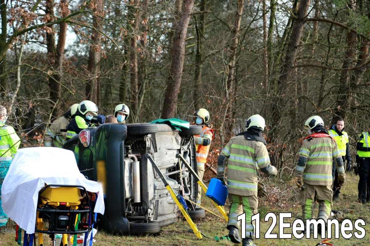 112eemnes's tweet photo. Op de rijbaan van de A27 naar de A1 bij #Eemnes is vanmiddag een auto op z'n zijkant in de berm terecht gekomen. De brandweer heeft de auto gestabiliseerd en hierdoor een persoon bevrijdt. Deze is overgebracht naar het ziekenhuis.  Hoe het ongeval kon gebeuren is niet duidelijk https://t.co/kLvf5rMNCA