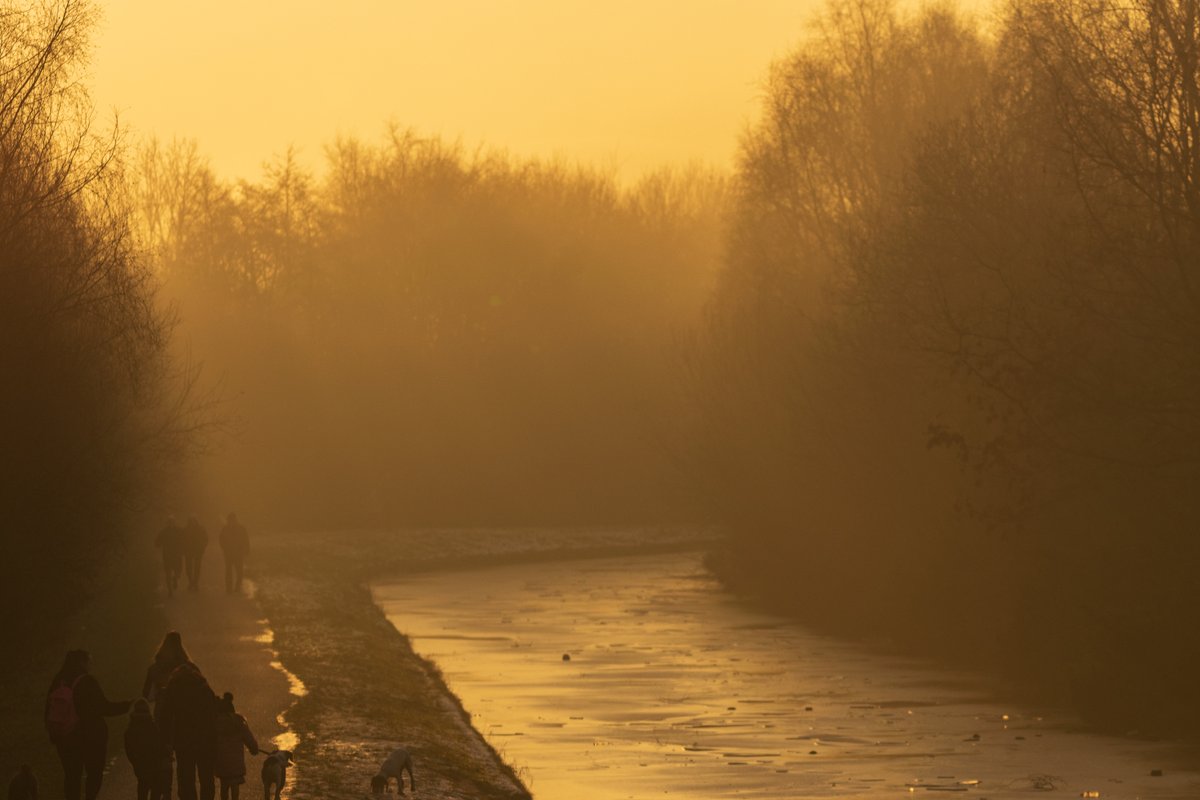 samsy's tweet photo. A few pre-sunset shots from yesterday

9th January

Nikon D5300, Sigma 17-50mm &amp; Sigma 150-600mm C

#photography #presunset #UK #ice #sun #canal #BridgewaterCanal #SamSykes https://t.co/i3l6V9SzcN