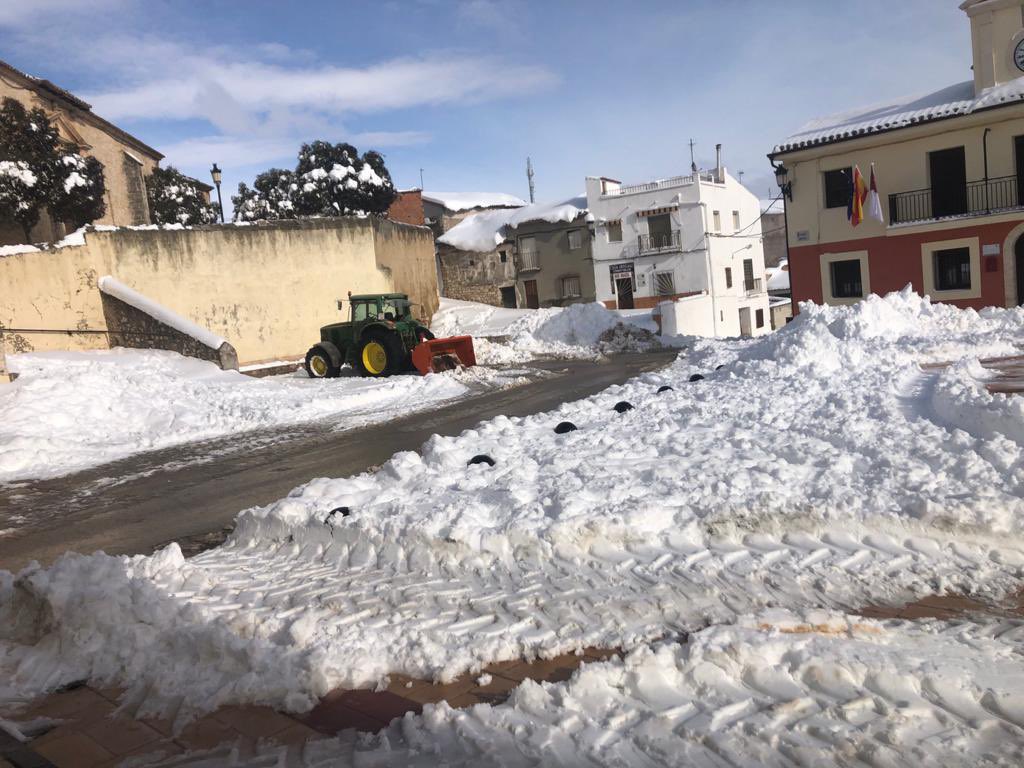 Villa_Atanzon's tweet photo. AYUNTAMIENTO DE ATANZÓN 
❄️Temporal Filomena
⚠️Precaución para evitar caídas, y posibles avalanchas en cubiertas y partes altas.
Debido al fuerte temporal de nieve que estamos sufriendo, desde el Ayuntamiento se pide la participación ciudadana para ir retirando la nieve. https://t.co/mqnoY4Fsq9