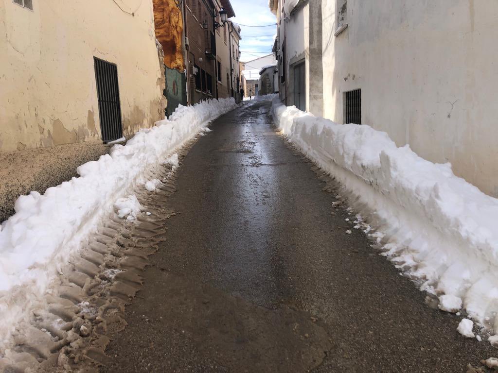 Villa_Atanzon's tweet photo. AYUNTAMIENTO DE ATANZÓN 
❄️Temporal Filomena
⚠️Precaución para evitar caídas, y posibles avalanchas en cubiertas y partes altas.
Debido al fuerte temporal de nieve que estamos sufriendo, desde el Ayuntamiento se pide la participación ciudadana para ir retirando la nieve. https://t.co/mqnoY4Fsq9
