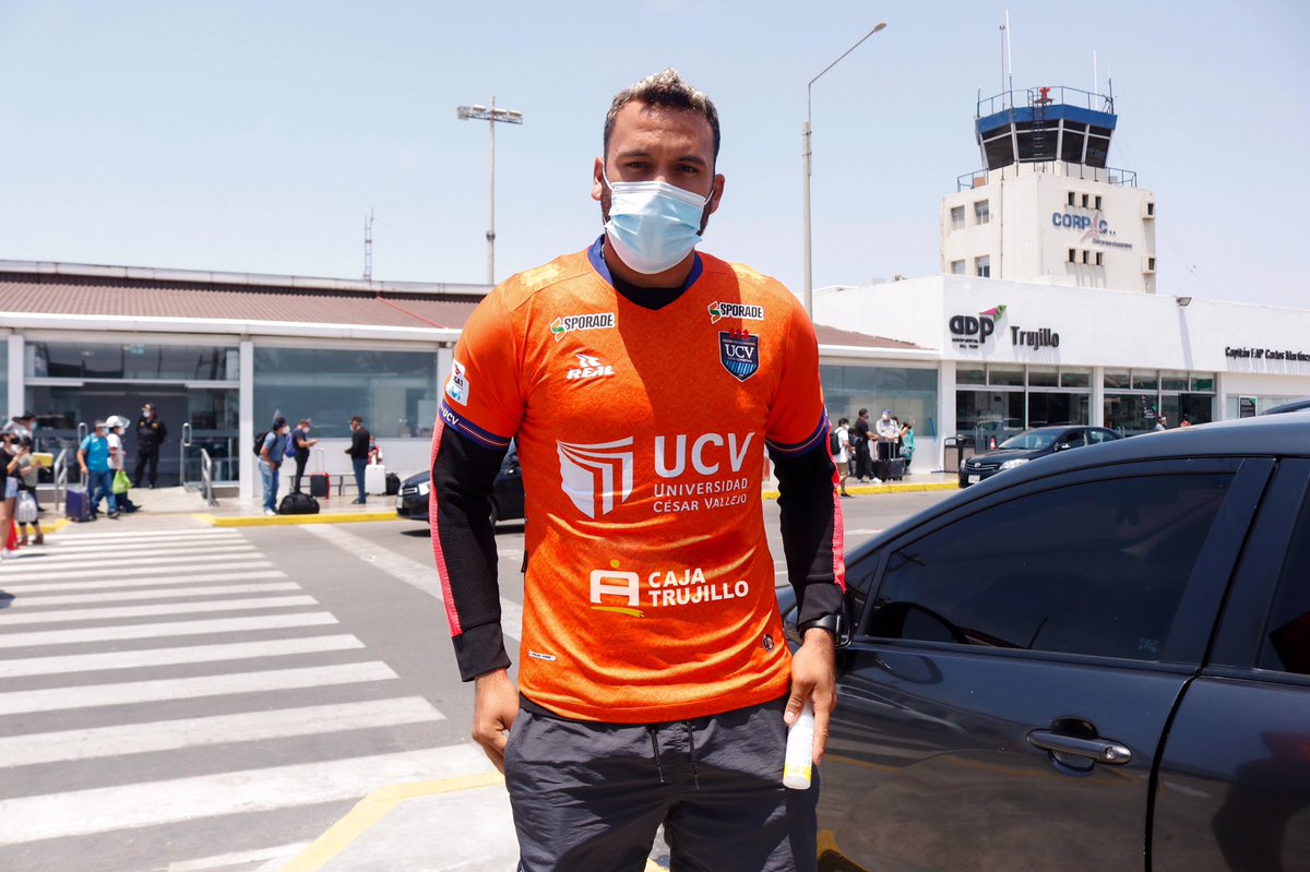 clubucv's tweet photo. 👉🏻 El primero en arribar, #CarlosGrados ya se encuentra en Trujillo, para empezar la Pretemporada poeta.
#21DePlata
#FuerzaVallejo 💪
#ElUnicoGrande🧡 https://t.co/gu3dNBMKS6