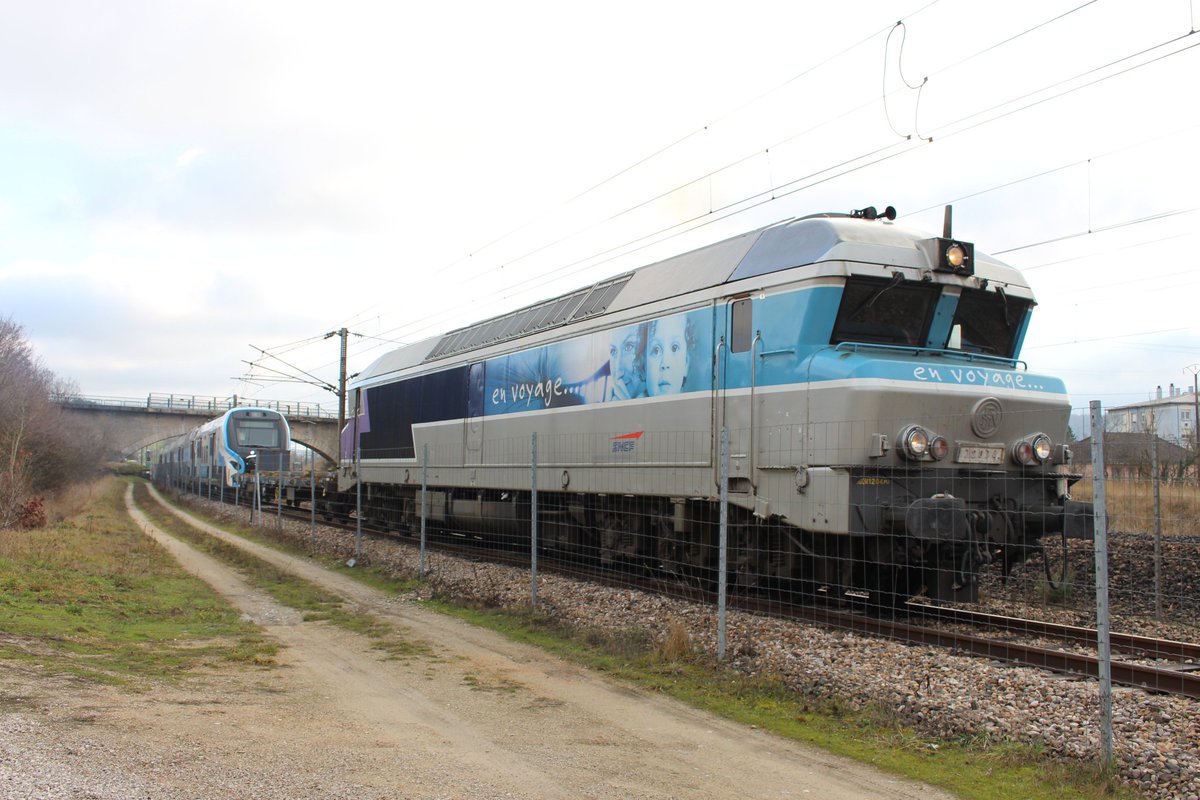 Fabienlrt2's tweet photo. Quand l'ancien aide le nouveau ....
La #CC72074 est en action au CEF de Nançois Tronville afin d'y déplacer le RER NG et y déposer des WR. 
Elle repartira HLP pour son fief : Culmont-Chalindrey !
#CC72000 https://t.co/d6QI7wwroU